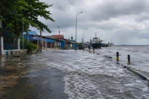 Banjir rob di kawasan pesisir Medan akibat pasang air laut tinggi yang menggenangi jalan dan permukiman warga