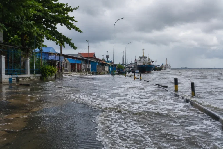 Banjir rob di kawasan pesisir Medan akibat pasang air laut tinggi yang menggenangi jalan dan permukiman warga
