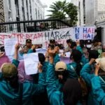 Mahasiswa Universitas Negeri Medan (Unimed) menggelar aksi demonstrasi di depan gedung DPRD Sumatera Utara