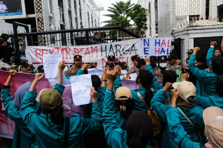 Mahasiswa Universitas Negeri Medan (Unimed) menggelar aksi demonstrasi di depan gedung DPRD Sumatera Utara