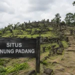 Situs Gunung Padang di Cianjur Jawa Barat dengan susunan batu megalitikum dan papan bertuliskan Situs Gunung Padang