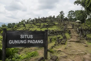 Situs Gunung Padang di Cianjur Jawa Barat dengan susunan batu megalitikum dan papan bertuliskan Situs Gunung Padang