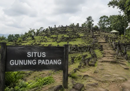 Situs Gunung Padang di Cianjur Jawa Barat dengan susunan batu megalitikum dan papan bertuliskan Situs Gunung Padang