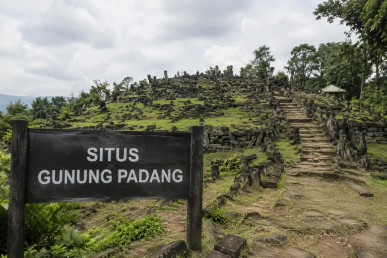 Situs Gunung Padang di Cianjur Jawa Barat dengan susunan batu megalitikum dan papan bertuliskan Situs Gunung Padang