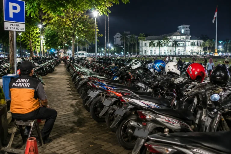 Motor terparkir di kawasan Lapangan Merdeka Medan yang menjadi sorotan setelah terjadi kasus kehilangan kendaraan.