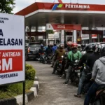 Antrean kendaraan di SPBU Pertamina Medan saat Pemkot Medan meminta penjelasan terkait distribusi BBM.
