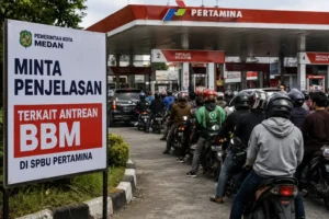 Antrean kendaraan di SPBU Pertamina Medan saat Pemkot Medan meminta penjelasan terkait distribusi BBM.